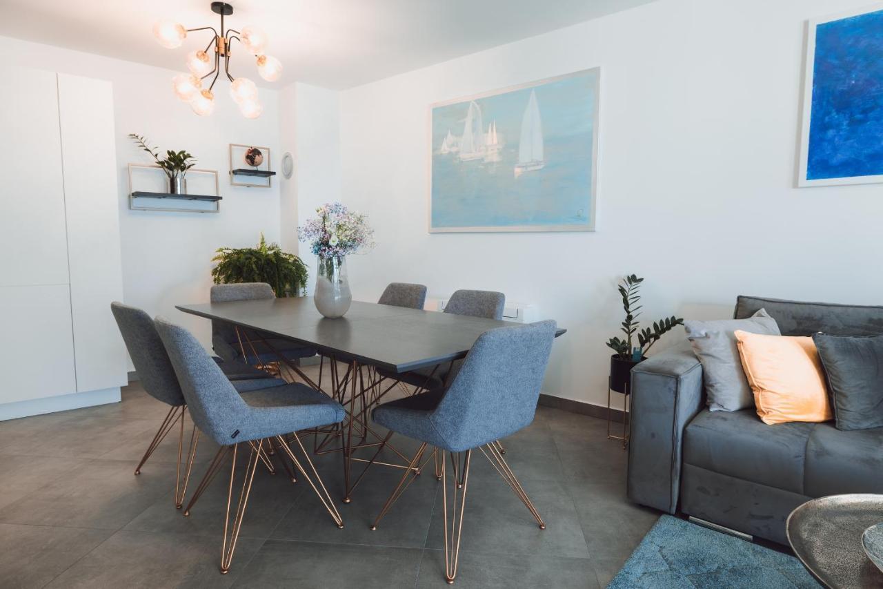 Apartment Smaragd - Lapis - Luxury With Shared Pool Makarska